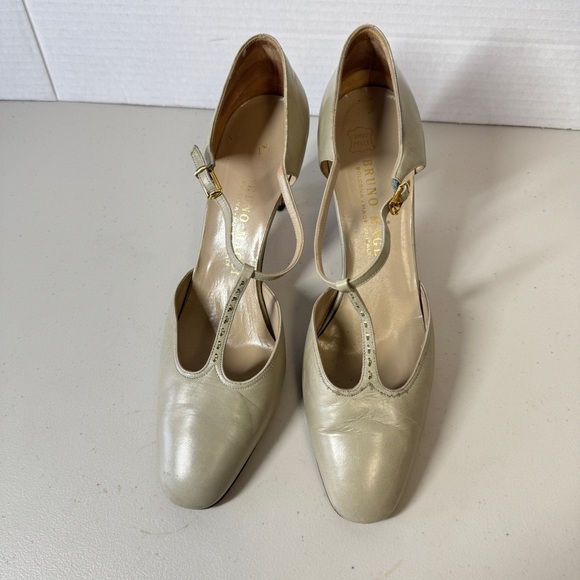 Vintage Bruno Magli Women's Cream T-Strap Y2K 90s Round Toe Heels Size 37 1/2 - Picture 11 of 14